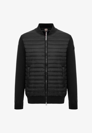 Sort quiltet bomberjakke med lynlås foran, ribbet krave, manchetter og kant samt to forlommer, vist på hvid baggrund.