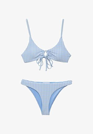 Svijetloplavi bikini set s dijamantnim uzorkom, sa vezanjem sprijeda na gornjem dijelu i kontrastnim tamnoplavim donjim dijelom.