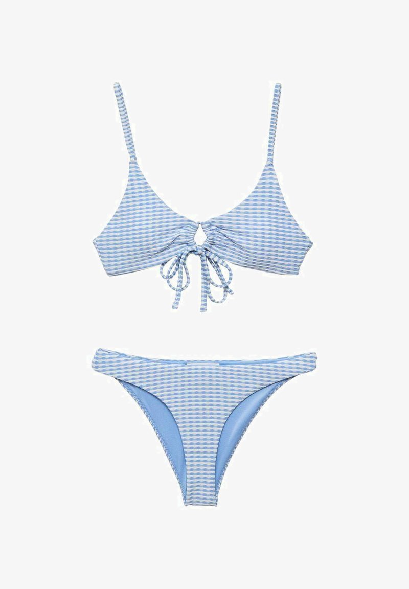 Ljusblå bikini-set med ett diamantmönster, med en knytning framtill på toppen och en kontrasterande enfärgad blå på botten.