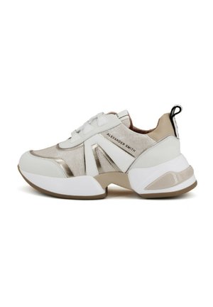Sneakers in tonalità bianco, beige e oro metallico; materiali in rete, pelle e gomma; punta arrotondata, colletto imbottito e accenti testurizzati.