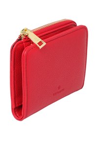 Rødt læderpung med en tekstureret overflade, der har en guldfarvet lynlås og en slank, rektangulær form. Mærkning synlig på forsiden.