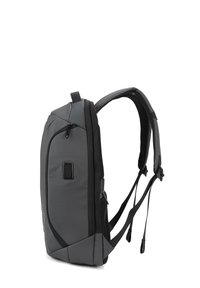 Zaino grigio con un design elegante, dotato di numerosi scomparti con zip, spallacci imbottiti e forma rettangolare.