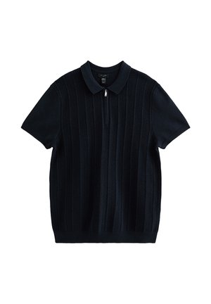 Zwarte polo van fijne tricotstof met korte mouwen, verticale gestructureerde strepen en een halve ritssluiting aan de voorkant.