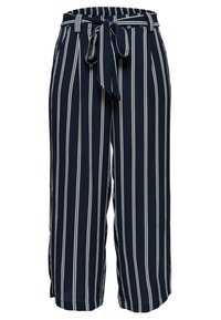 Pantalon large bleu marine avec des rayures verticales blanches, taille haute, et une ceinture en tissu assortie nouée en nœud à l'avant.