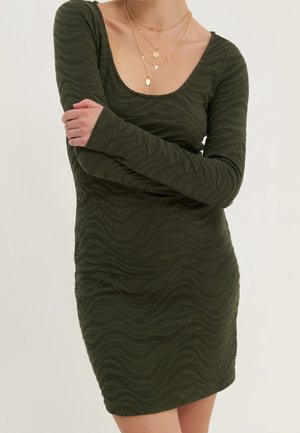 Olivgrünes Bodycon-Kleid aus strukturiertem Stoff mit wellenförmigem Muster, langen Ärmeln und einem runden Ausschnitt.
