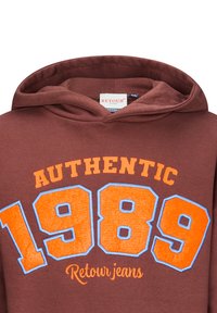 Felpa marrone con la scritta "AUTHENTIC 1989" in lettere arancioni e blu. Tessuto morbido con cappuccio regolabile e un'etichetta del marchio all'interno.