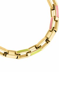 Collier en chaîne dorée épaisse avec des maillons rectangulaires, certains incrustés d'accents en émail rose pastel et vert lime.