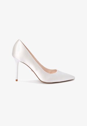 Spitz zulaufender High Heel in satinweißem Material, mit einer eleganten Silhouette und einem glänzenden weißen Stiletto-Absatz.