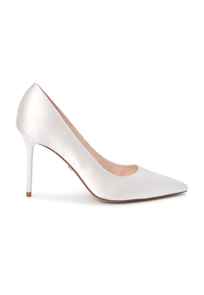 Scarpa con tacco alto a punta in satin bianco, caratterizzata da una silhouette elegante e un tacco stiletto bianco lucido.