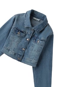 Giacca di jeans blu medio con un design cropped, bottoni argentati e due tasche sul petto. Presenta un colletto e maniche lunghe.