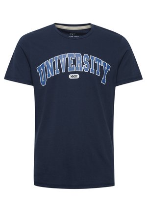 Tumed sinine puuvillane T-särk, millel on valge ja helesinine "UNIVERSITY" trükk, klassikaline ümar kaelus, lühikesed varrukad ja mugav lõige.