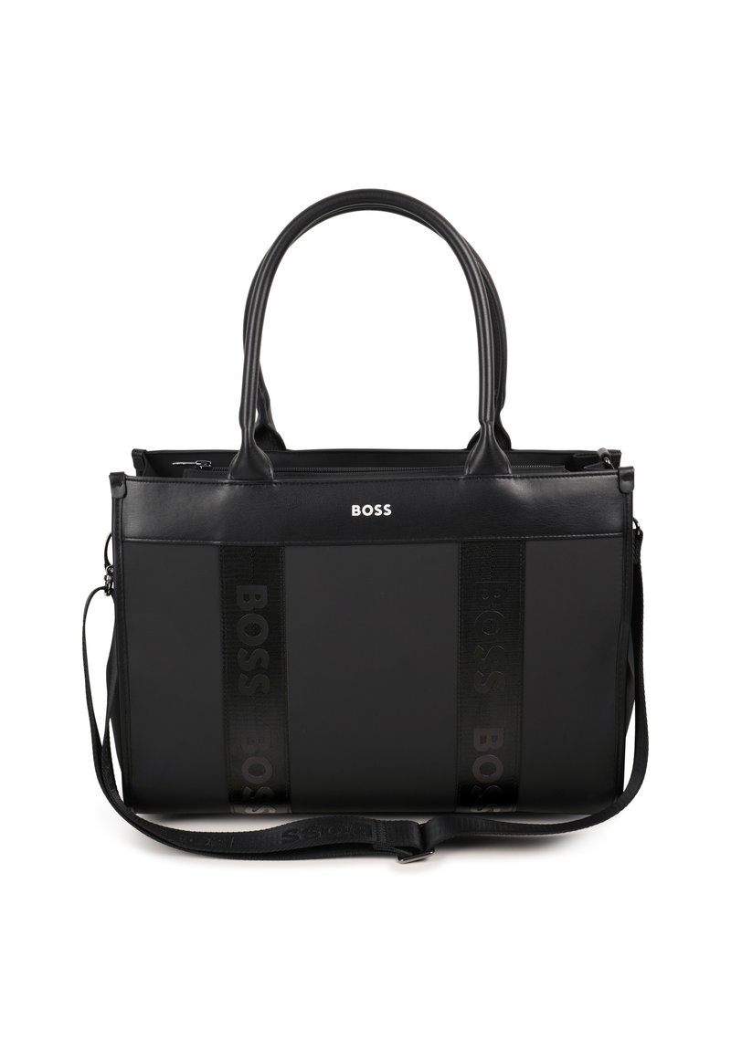 Bolsa tote preta com duas alças e faixa de ombro ajustável. Apresenta material suave e letras em negrito. Fecho com zipper na parte superior.