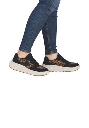 Baskets décontractées noires et imprimé léopard avec une semelle blanche épaisse et texturée, et des lacets noirs, présentant une finition en matériau lisse et doux.