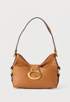 Sac à épaule en cuir brun texturé avec une bandoulière unique et une grande boucle ovale dorée comportant le logo Guess au centre devant.
