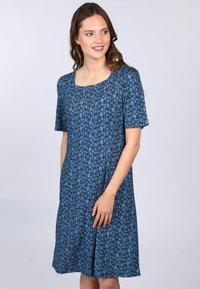 Blumenkleid aus dunkelblauem Stoff mit quadratischem Ausschnitt, kurzen Ärmeln und einer fließenden Silhouette, verziert mit kleinen blauen und grünen Blumenmustern.
