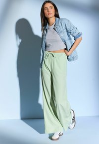 Next TEXTURED STRIPE WIDE LEG PETITE - Püksid - green