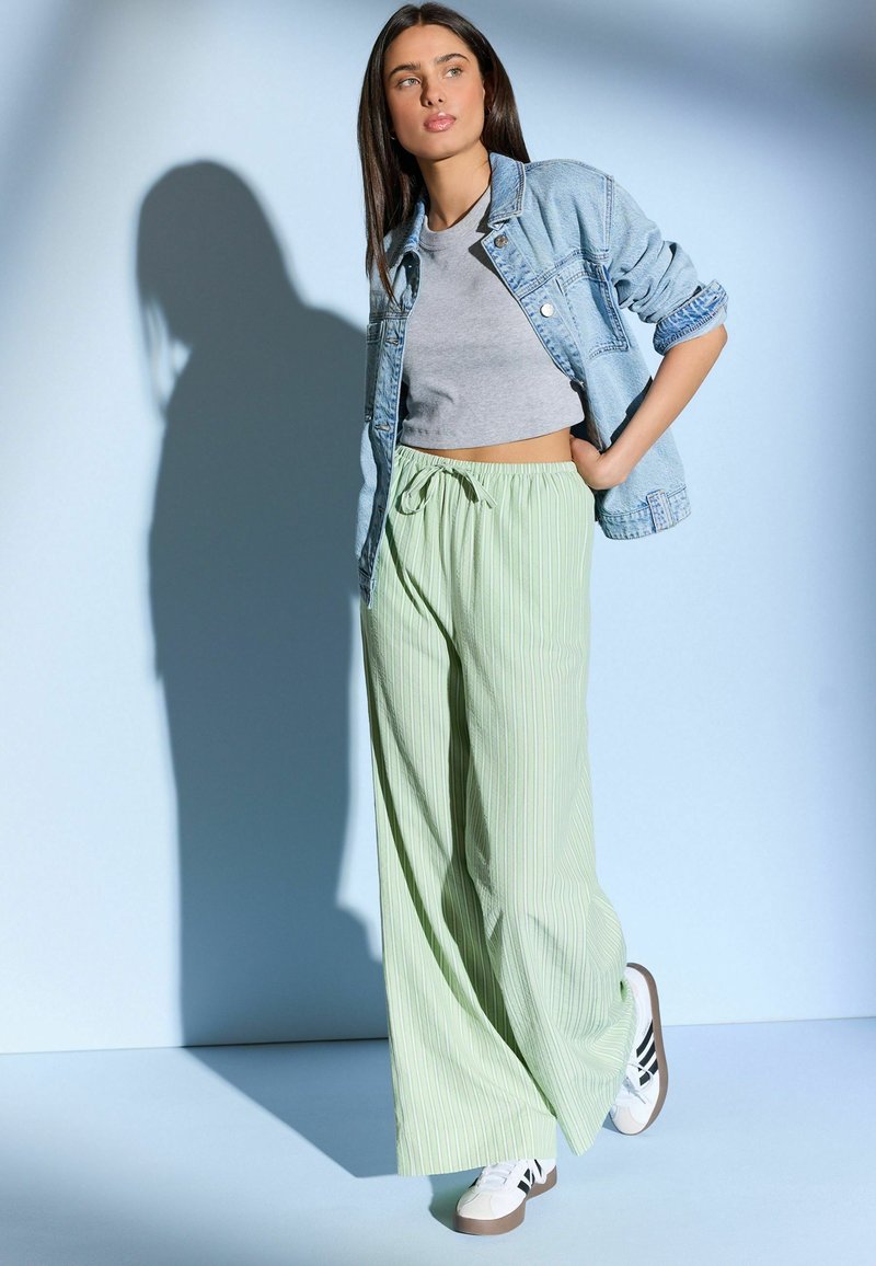 Next TEXTURED STRIPE WIDE LEG PETITE - Püksid - green