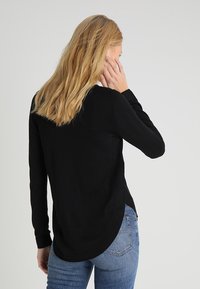 QS Stickad tröja - black