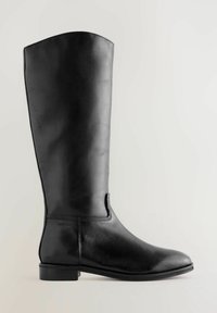 Bota de cuero negra hasta la rodilla con una textura suave, puntera redondeada, tacón bajo apilado y detalles de costura mínimos. Abertura lateral para facilitar el uso.
