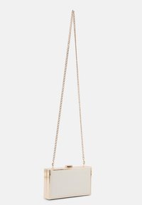 Metallinen kultainen suorakulmainen clutch, jossa on teksturoitu valkoinen etupuoli ja kultaketjuhihna. Varustettu päällä olevalla lukolla.