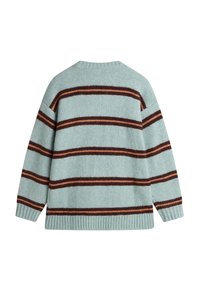 Maglione lavorato a maglia di colore azzurro chiaro con righe orizzontali in marrone scuro e arancione. Presenta un collo tondo e polsini e orlo a coste.