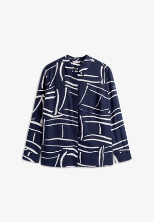 Chemise bleu marine avec motif abstrait de coups de pinceau blancs, manches longues, col montant et une poche poitrine. Texture lisse, fermeture à boutons.