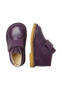 Un paio di scarpe per bambini in pelle viola con cinturini in velcro e suole in crepe marroni chiari, mostrate in vista dall'alto e di lato.