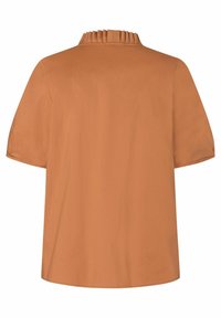 Chemisier à manches courtes en tissu orange chaud, avec un col plissé et une coupe décontractée et carrée. Texture lisse, design épuré.