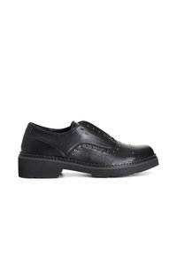 Scarpa nera in pelle con punta arrotondata, design slip-on, decorazioni a borchie lungo la parte superiore e suola in gomma spessa con dettagli intrecciati.