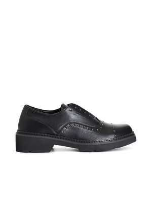 Scarpa nera in pelle con punta arrotondata, design slip-on, decorazioni a borchie lungo la parte superiore e suola in gomma spessa con dettagli intrecciati.