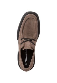 Mocassini in camoscio marroni con punta arrotondata, suola in gomma nera e lacci neri. L'interno presenta una soletta con marchio.