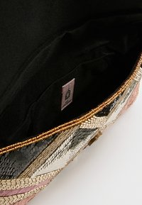 Bolso de mano tejido multicolor con detalles brillantes en negro y dorado; el interior cuenta con un forro negro liso y una pequeña etiqueta de la marca.