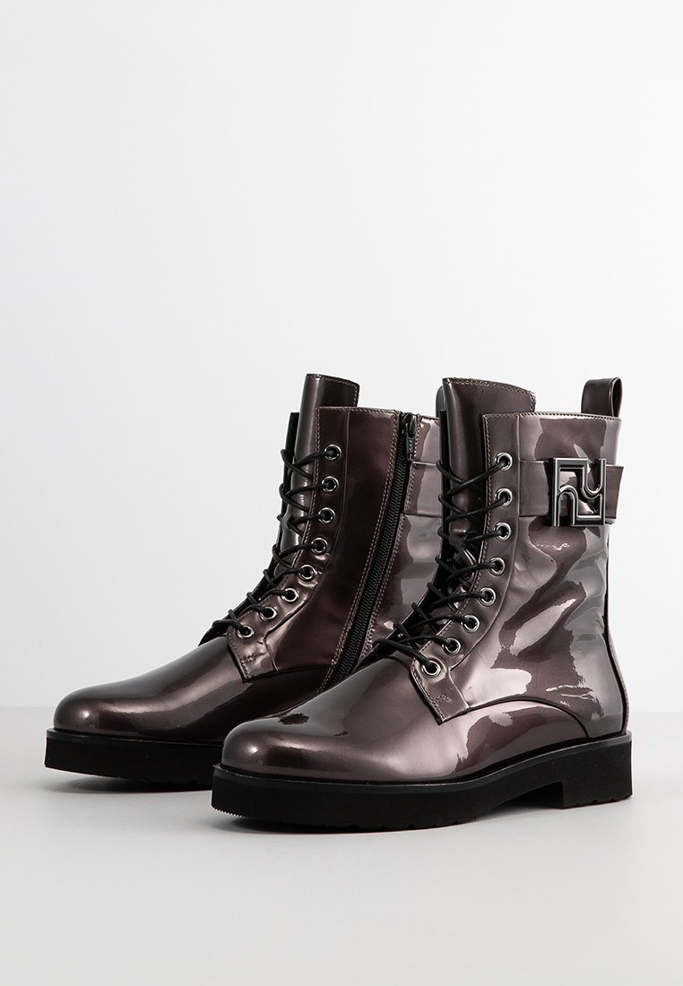 Dunkelgraue schnittige Lackleder-Stiefeletten mit Schnürung vorne, seitlichem Reißverschluss, dickem Gummisohle und einem dekorativen metallischen Akzent an der Seite.