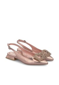 Chaussures à talon slingback métalliques roses avec un bout pointu, un petit talon carré et un nœud orné de gemmes décoratives sur le coup de pied. Texture lisse.