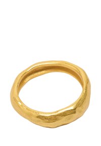 Złoty pierścionek o teksturowanym, nieregularnym kształcie, z polerowanym wykończeniem i nieco szerszą obrączką zwężającą się ku wnętrzu.
