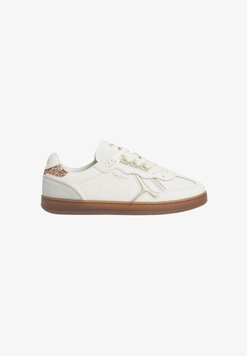 Sneaker bianca con accenti beige, suola marrone, design con lacci e dettagli glitterati sul tallone. Logo del marchio sul lato e sulla linguetta.