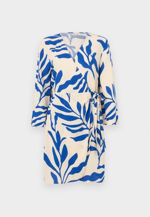 Vestido envelope em tecido bege com padrão de folhas azuis. Apresenta decote em V profundo e mangas três-quartos, preso na cintura com um laço.