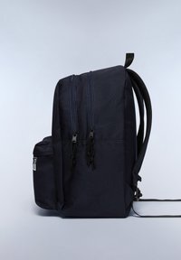 Zaino blu navy con due scomparti con zip, tessuto testurizzato, spallacci regolabili imbottiti e una tasca laterale. Design minimalista.