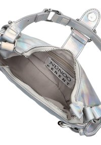 Zilveren holografische handtas met metalen beslag, bovenste ritsluiting en een gladde binnenkant met een klein ritsvak en merketiket.