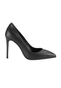 Escarpin stiletto noir en cuir avec un bout pointu sur un fond blanc.