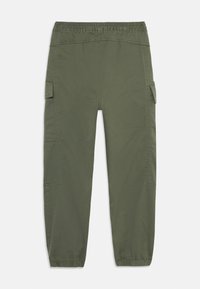 Pantalons cargo verts avec une taille élastique, poches latérales et poignets élastiques. Confectionnés en tissu léger, ils présentent une texture lisse.