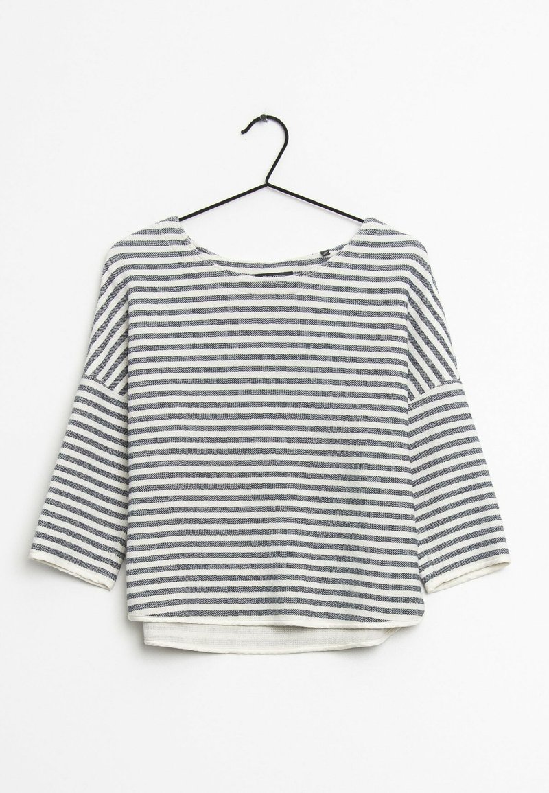 Pasiasty sweter w kolorze granatowym i białym, z szerokim dekoltem, rękawami do łokcia i lekko skróconym hemem. Miękka teksturowana tkanina.