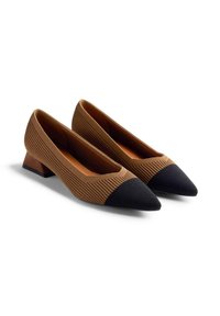 Escarpins en tricot marron avec un bout pointu, présentant un capuchon texturé noir et un petit talon marron angulaire. Design minimaliste avec texture côtelée.