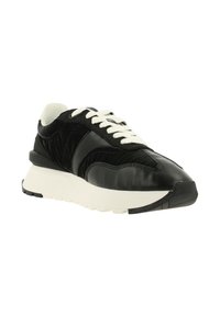 Černá sneakers s koženým a texturovaným svrškem, bílé šňůrky a silná bílá podrážka. Má štíhlý design a kulatou špičku.