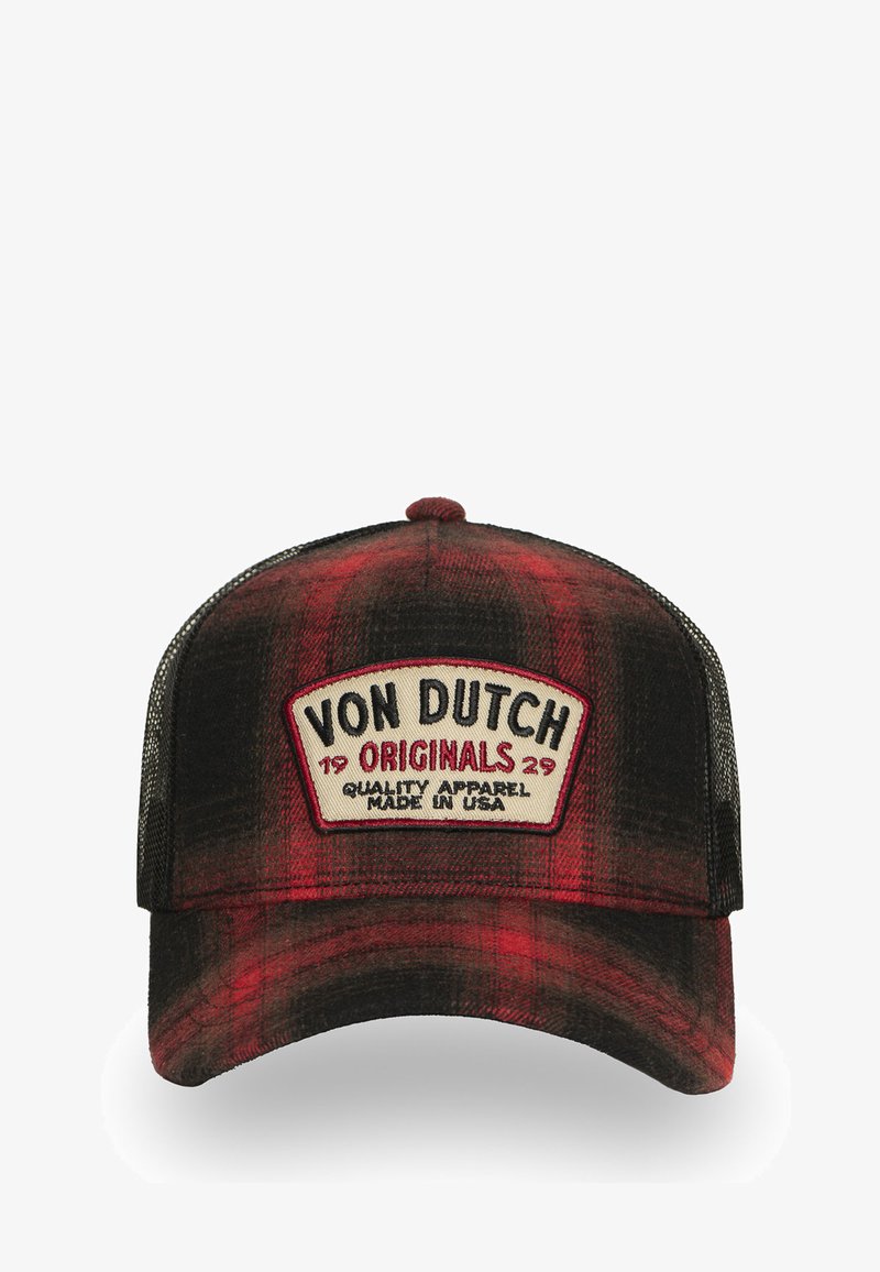 Gorra de cuadros en negro y rojo con una parte trasera de malla. Presenta un parche frontal con "Von Dutch Originals" y un borde blanco. Textura de tela suave.