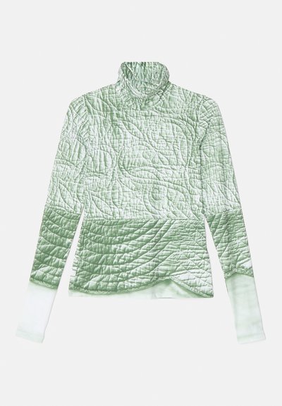 Quiltana dolga majica s taktiranim ovratnikom v svetlo zeleni barvi z teksturirano površino in prehodom v enotno belo na manšetah.
