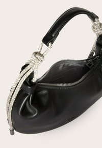 Borsa a tracolla nera in pelle con superficie testurizzata, dotata di un manico perline in tonalità argento e apertura con zip. Interno in tessuto grigio.