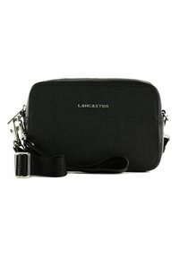 Sac en bandoulière rectangulaire noir en cuir texturé, avec un logo argenté, une sangle ajustable et une fermeture zippée.