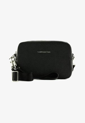 Sac en bandoulière rectangulaire noir en cuir texturé, avec un logo argenté, une sangle ajustable et une fermeture zippée.