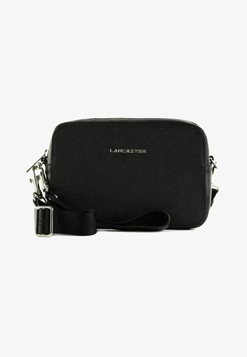 Borsa a tracolla nera rettangolare realizzata in pelle testurizzata, con logo argentato, tracolla regolabile e chiusura con zip.